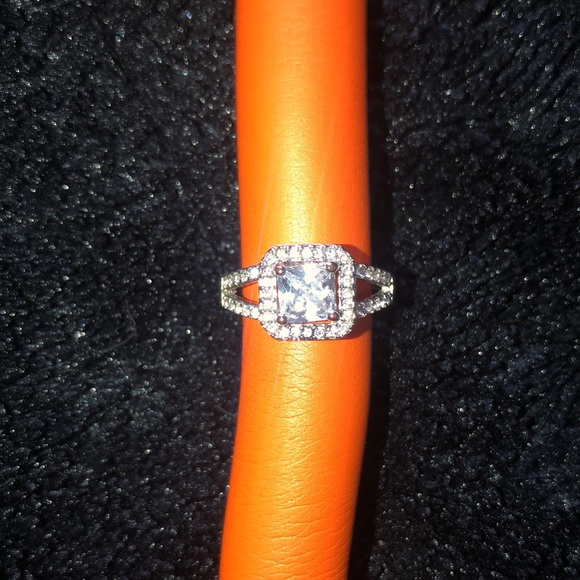 Gorgeous Princess Cut Cubic Zirconia Ring 💍 - Picture 6 of 9